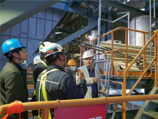 발전사업분야 신규 진출을 모색하는 중소기업인들이 25일 한국서부발전 태안발전본부에서 열린 '국산화 개발 설명회'에서 발전기자재 기술개발과 관련한 설명을 듣고 있다.  <서부발전 제공>